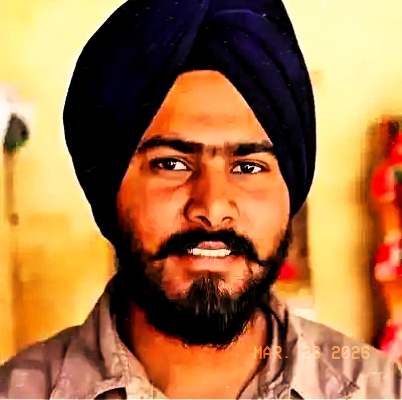 “滚回自己的国家！”12月27日，四川，一男子刚上高铁，就看见一群印度人在车上脱