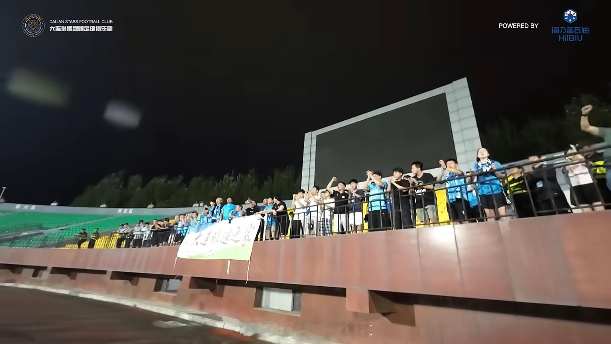 26赛季的大连队在各级别联赛的辽宁德比中没输过听到We are blue的口号真
