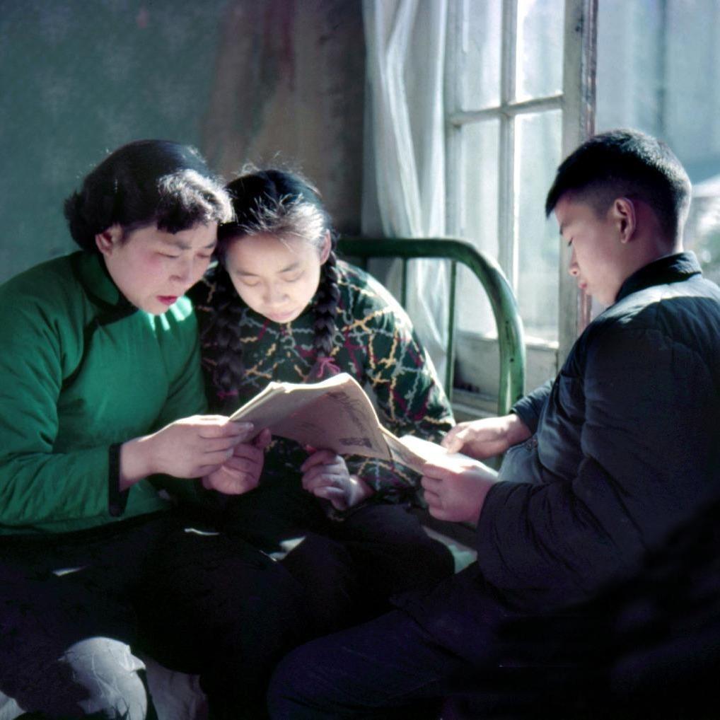 1956年，和孩子们一起学习。摄影 高胜康 ​​​
