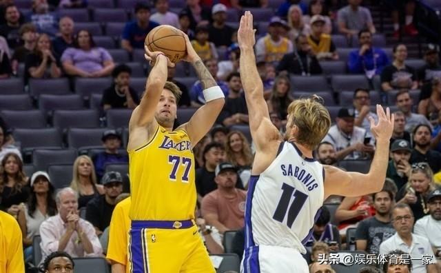 东契奇16分钟高效轰下21分提前打卡下班
NBA季前赛湖人客场对阵国王，东契奇全
