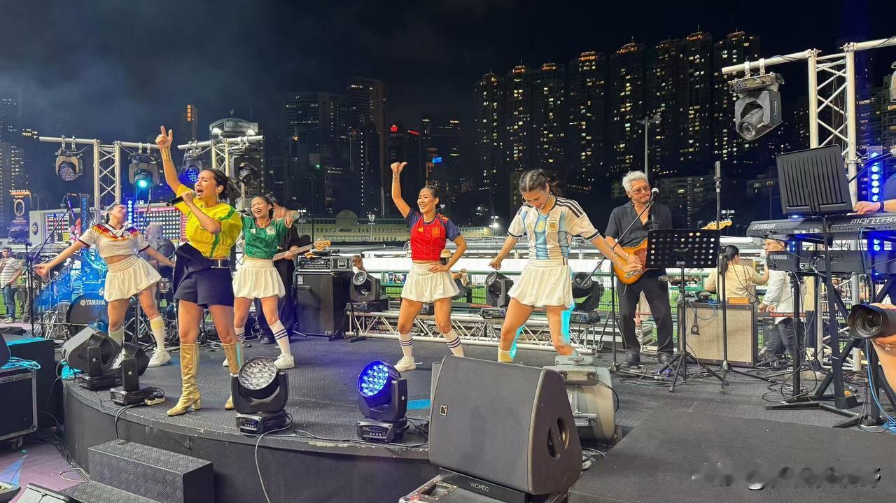 激情四射的舞台，炫酷的灯光，嗨翻全场！🎤🎸💃🏻梦幻舞台灯光 海边沙滩灯光