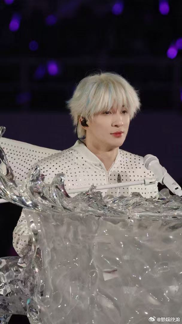 薛之谦别有压力我只想见见你 薛之谦与歌迷的神仙合唱太治愈，一句别有压力藏尽温柔，