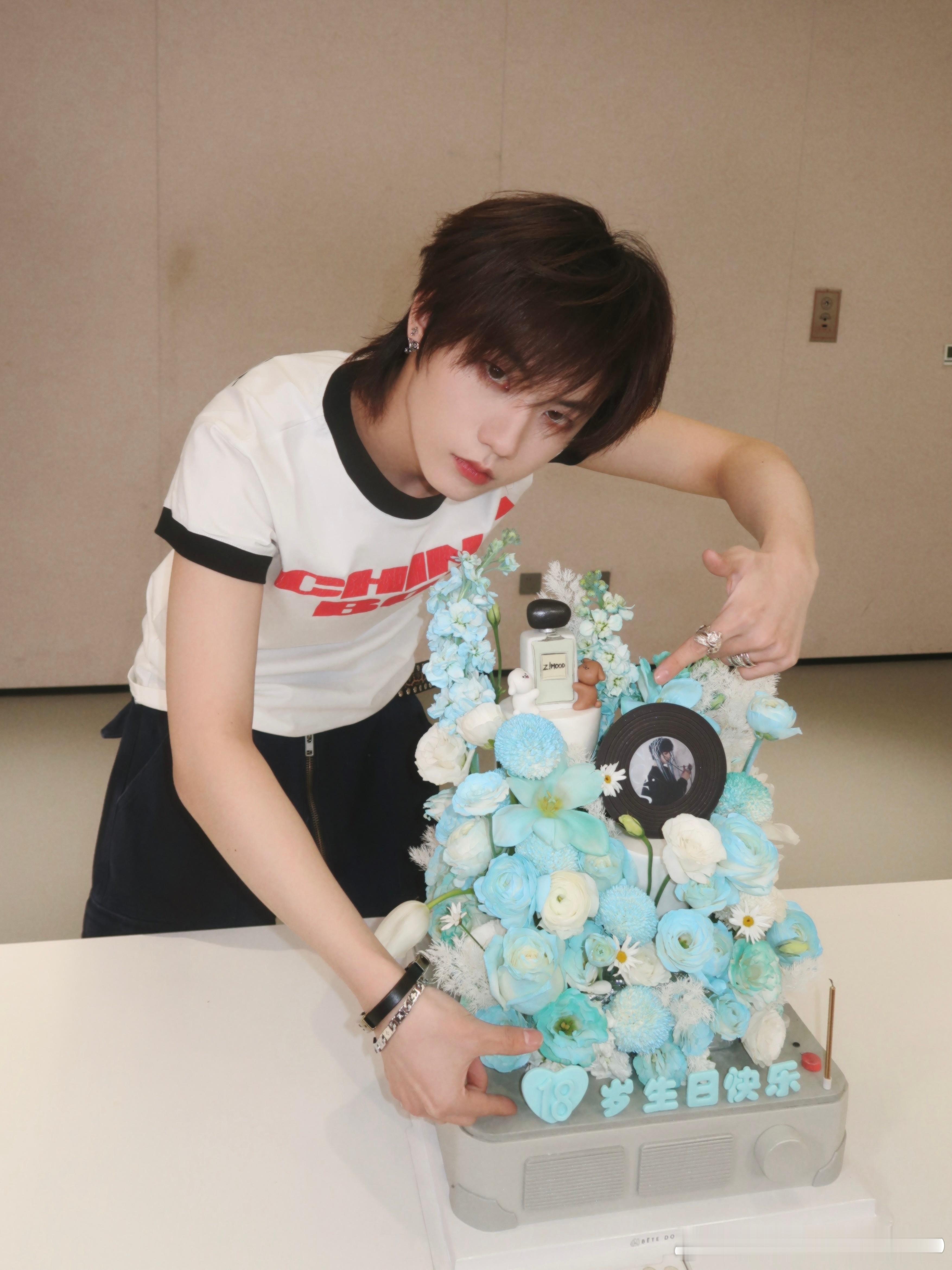 张子墨18岁生日发博庆生，字里行间都是对粉丝的爱张子墨18岁生日长文张子墨生日长