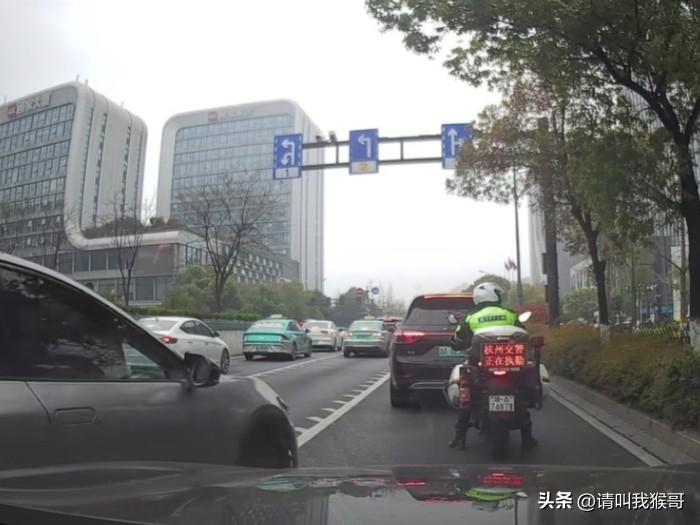 这家伙真猛，交警就在旁边，居然敢实线变道插队，最后结果如大家所料，刚过前面红绿灯