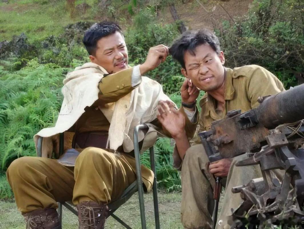 2008年 张译和段奕宏拍摄我的团长我的团2008年，著名演员段奕宏和张译在拍摄