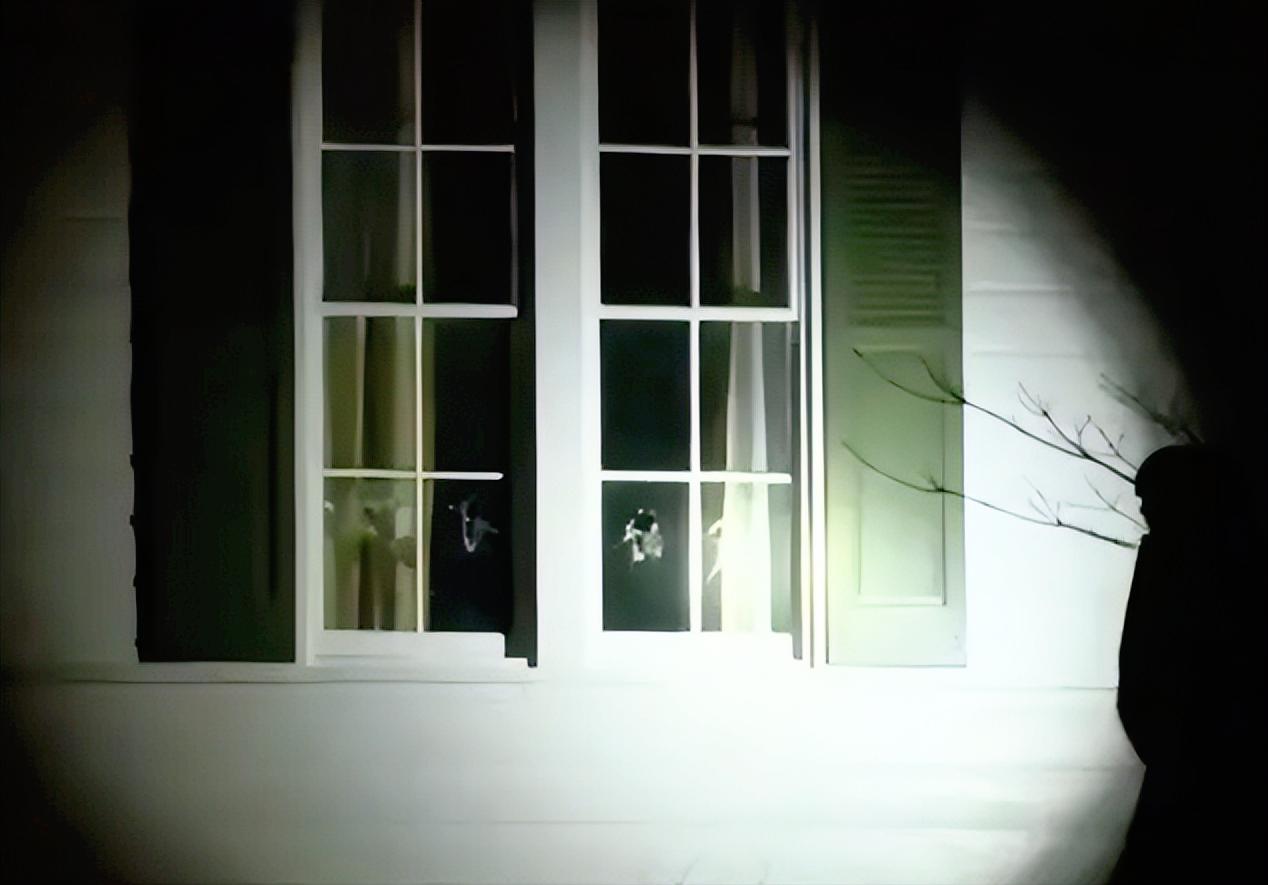 美国副总统家被人砸了？当地时间1月5号，万斯在俄亥俄州的私人住处竟然遭人袭击，好