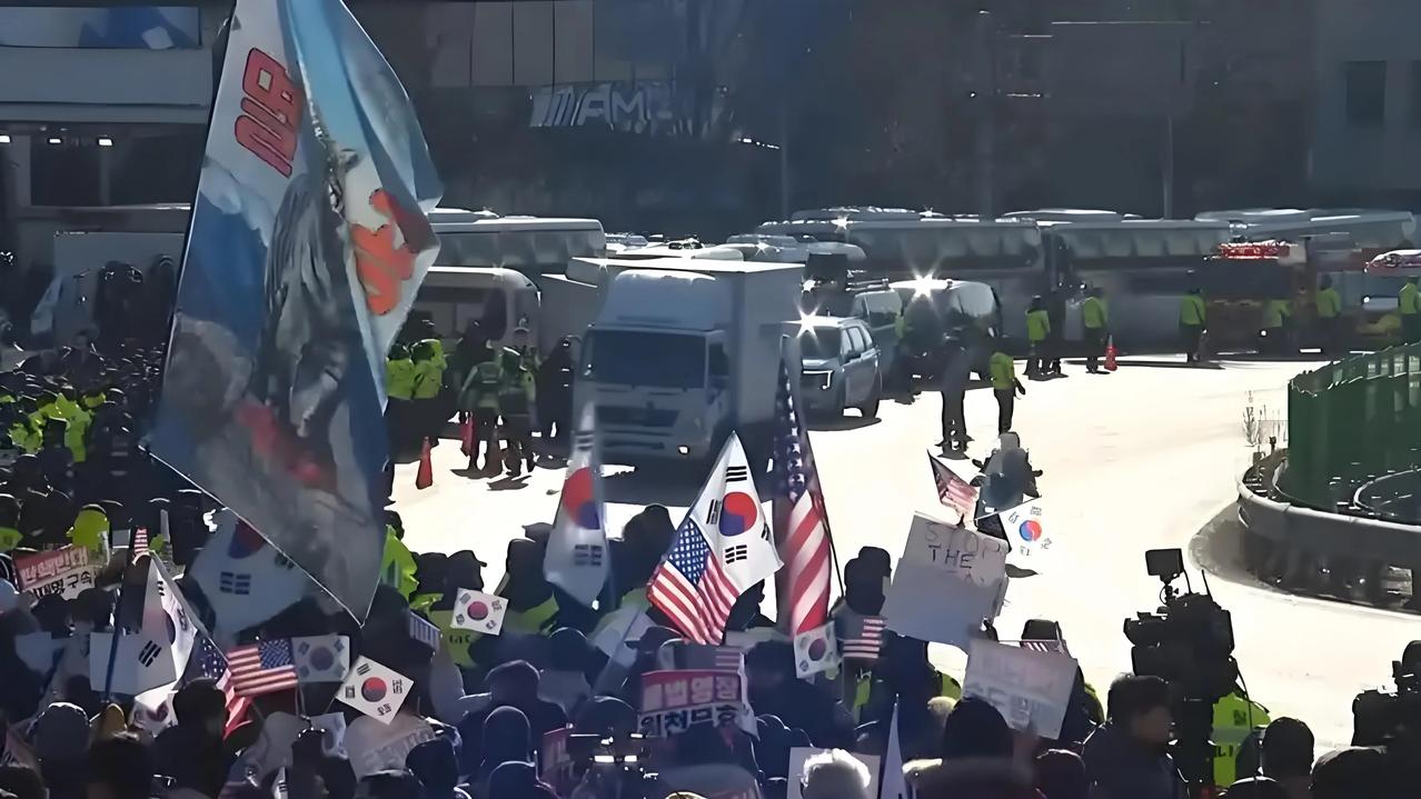 逮捕令最后一天，各方严阵以待，誓死保护尹锡悦，可开枪。

1月6日，是逮捕尹锡悦