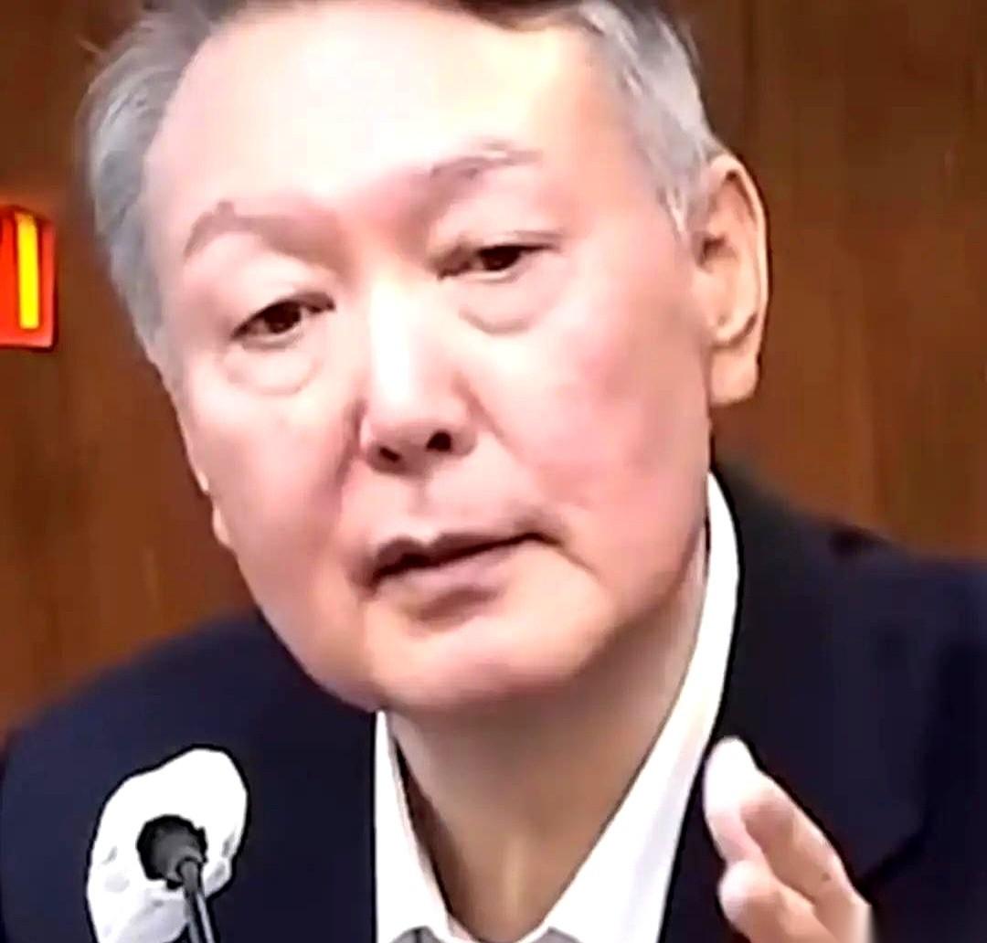 “你得管她叫夫人！”
法庭上这一声吼，差点给我吼愣住。
大哥，你看看你身上带编号