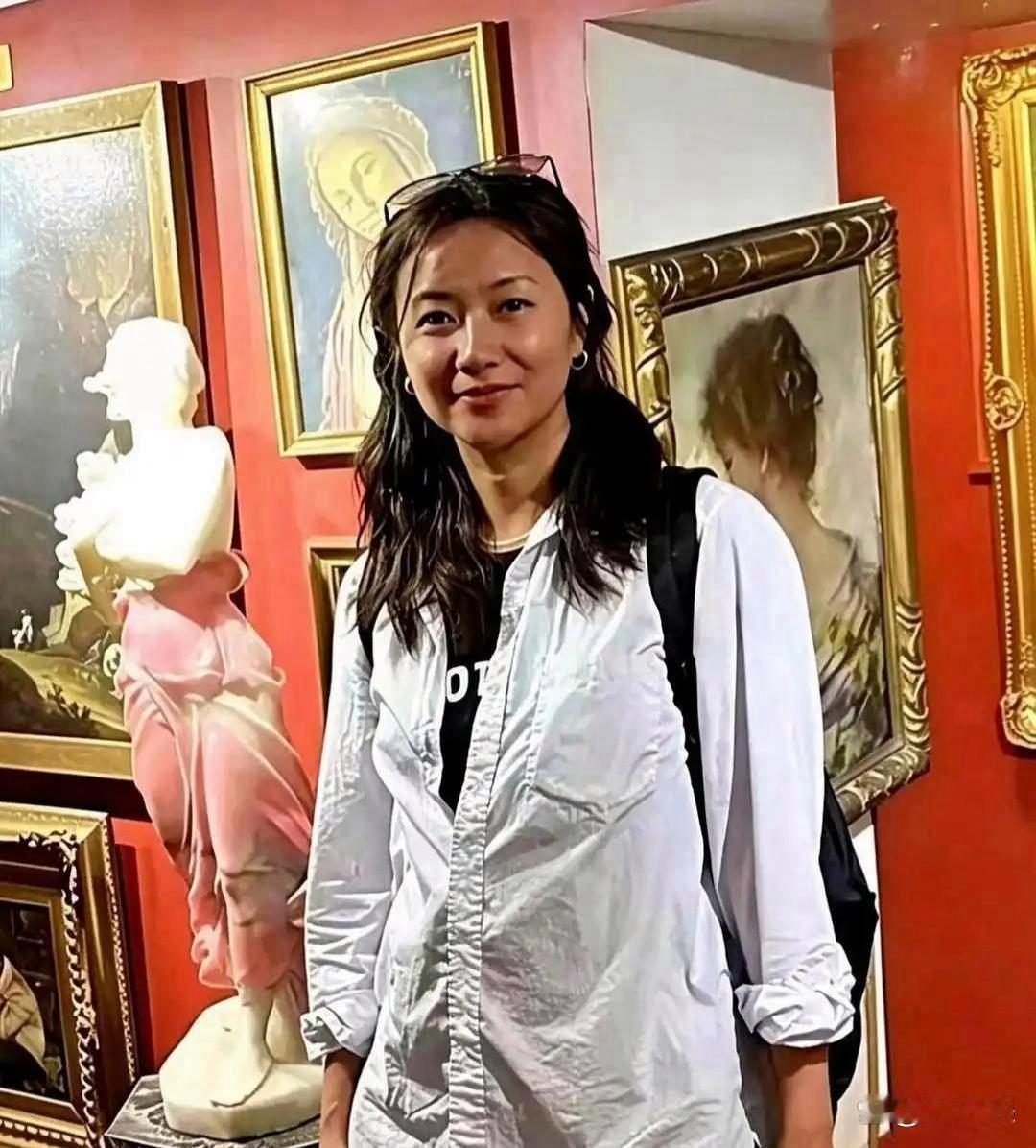 51岁的徐静蕾如今住在洛杉矶，开着一家不怎么赚钱的中文书店。
 
她不化妆，身材