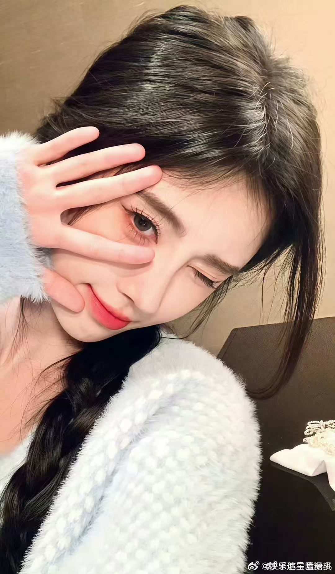 鞠婧祎又展示了一波鞠式美学 今晚日常营业又美出新高度，独一份的氛围感和精致感，辨