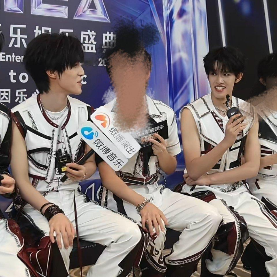 都说了眼睛大的不能搞暗恋。 ​​​