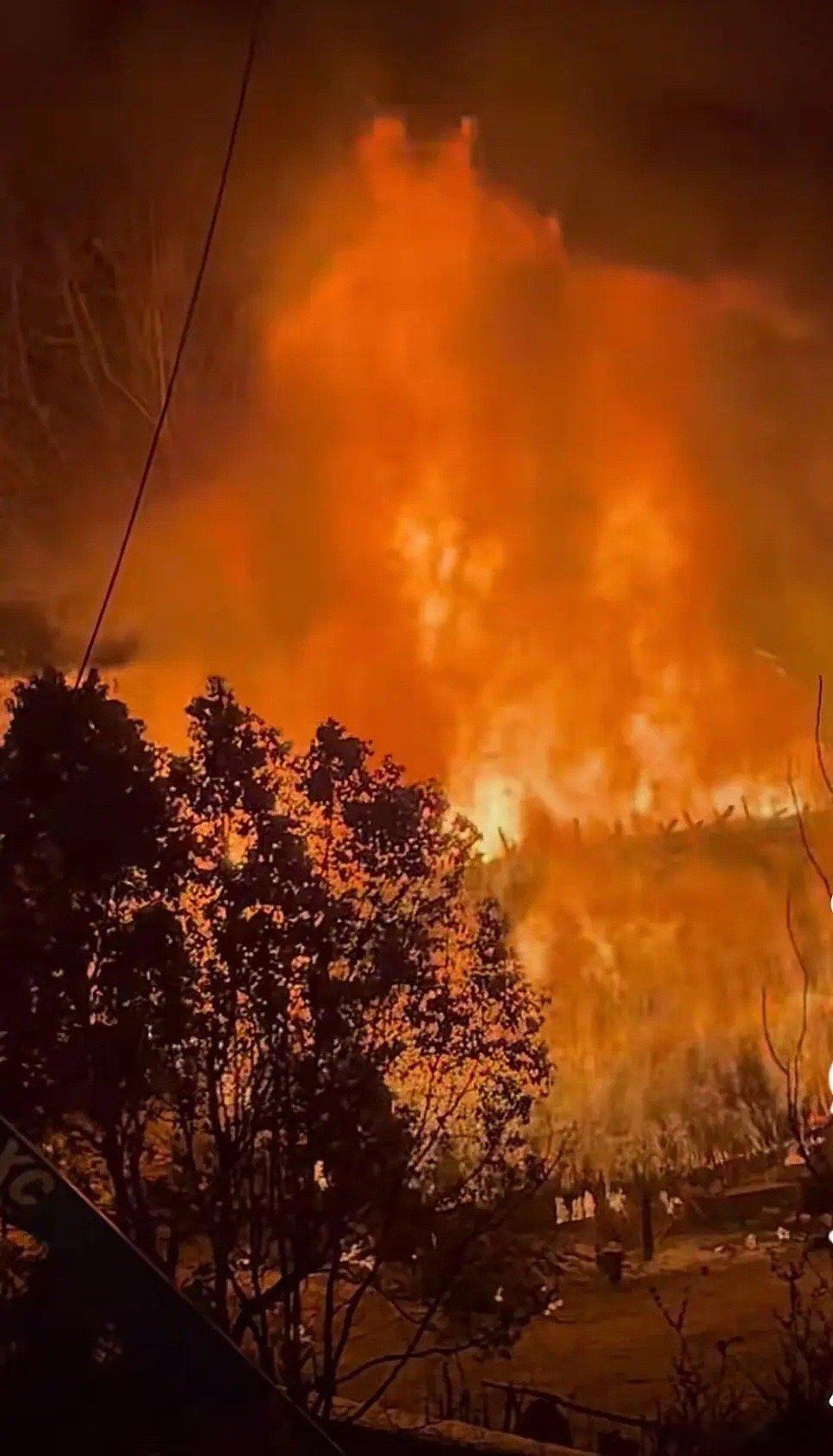 月鳞绮纪剧组失火了，看起来火势好大，希望没有人员伤亡 ​​​