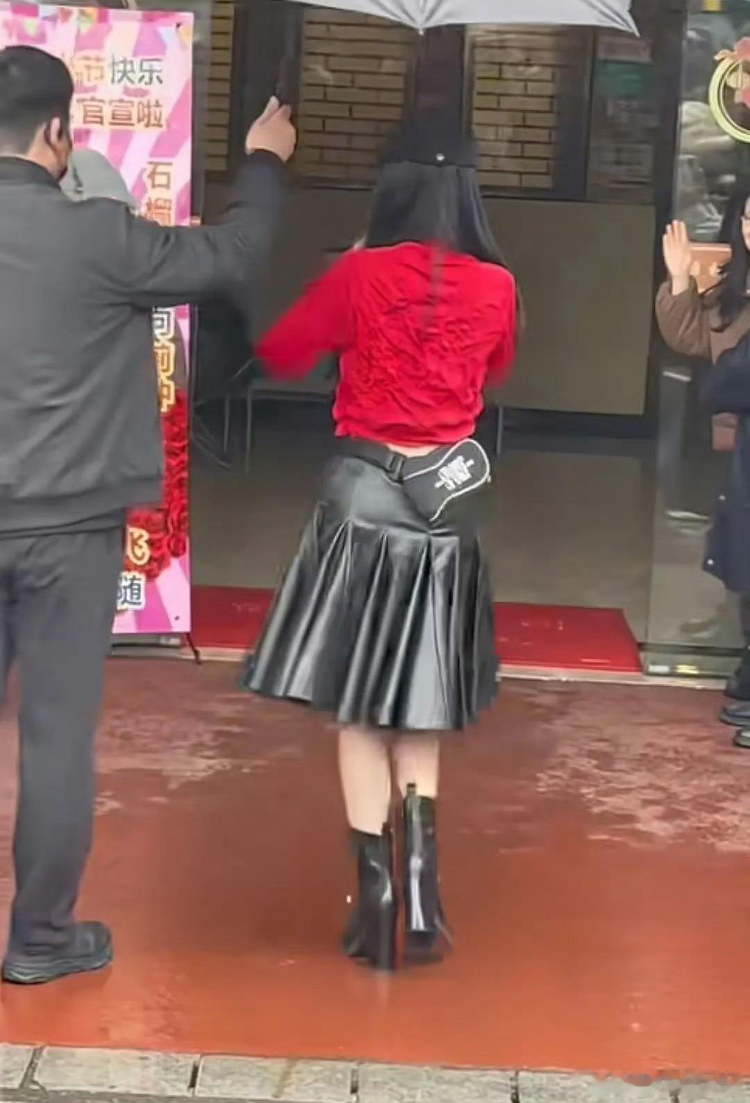 虞书欣这身材比例和搭配真的一个比一个灾难啊 