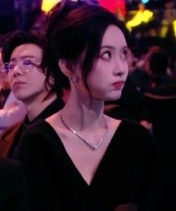 孟子义尖叫之夜撅嘴镜头 孟子义这撅嘴镜头值得珍藏！俏皮可人又自带风情，与红裙的适