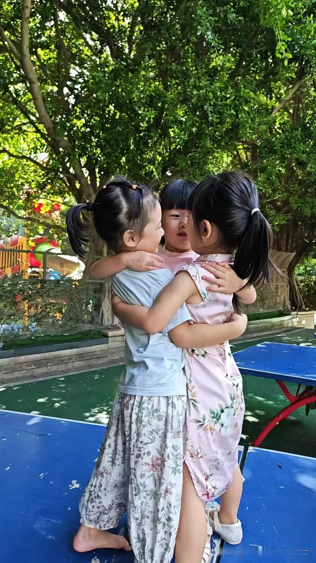 女人生孩子还是要趁早，年龄大了生孩子，真的会让自己的地位很尴尬。

昨晚在小区公