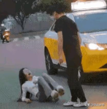 惊险！情侣逛街起争执，女子赌气冲去马路中间撞车，瞬间吓哭男友

太揪心了！一对情