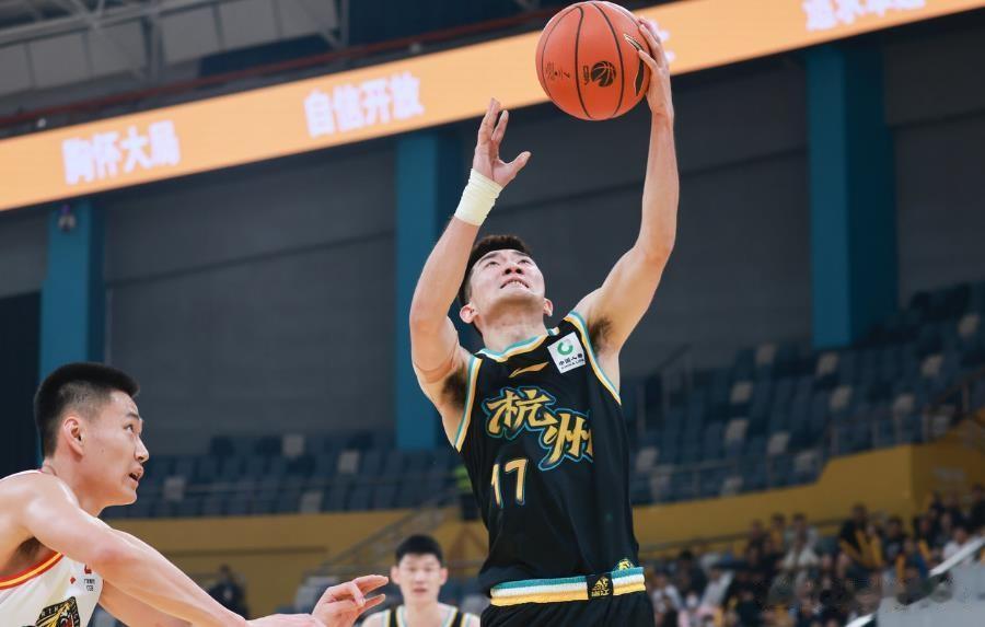 在浙江广厦87-84险胜吉林男篮的比赛中送出15次助攻之后，孙铭徽本赛季的场均助