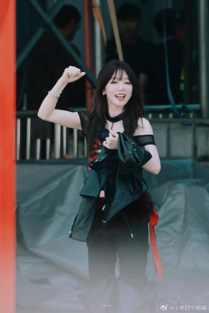 徐梦洁女团味 徐梦洁就是这个女团味这种甜酷交织的反差感太绝了！前一秒还是软萌小彩