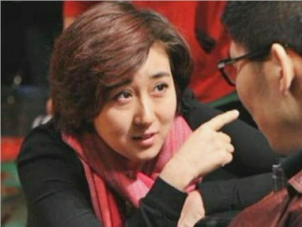 张纪中的大女儿名叫王语芯，在她46岁那年，她爸爸给她生了个同父异母的小妹妹。如今