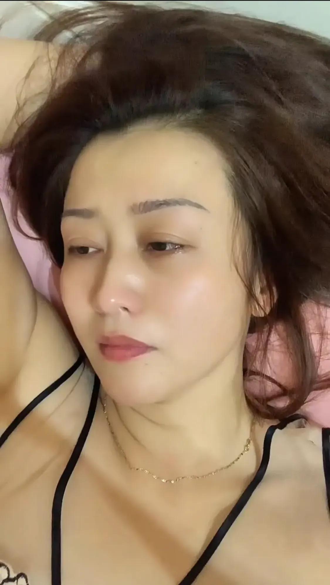 在不经意间，染上了熬夜的习惯，听着自己喜欢的歌，傻傻的发呆，想睡却又睡不着，总在