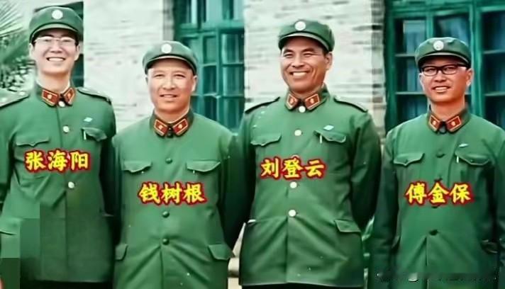 这张照片定格了对越防御作战时期，61师主要领导的珍贵合影。
从左到右依次是张海阳