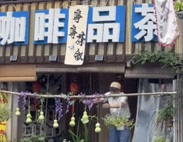 七个葫芦娃被剪掉，隔壁老板立马自掏要包补上七个葫芦，