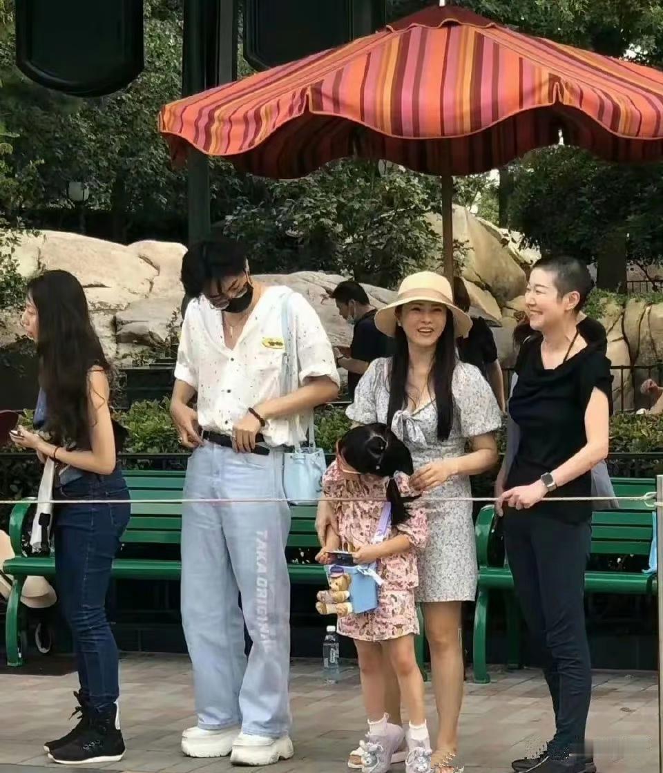 庾澄庆的儿子哈利这个穿着打扮，真是别具一格，一言难尽了！只能说太可爱了！ ​​​