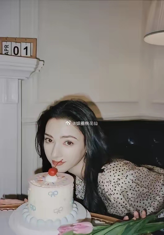 娜然在香港晒照庆生，霍启山送花和蛋糕看起来好浪漫啊！娜然穿着一袭波点裙在爱巢中拍