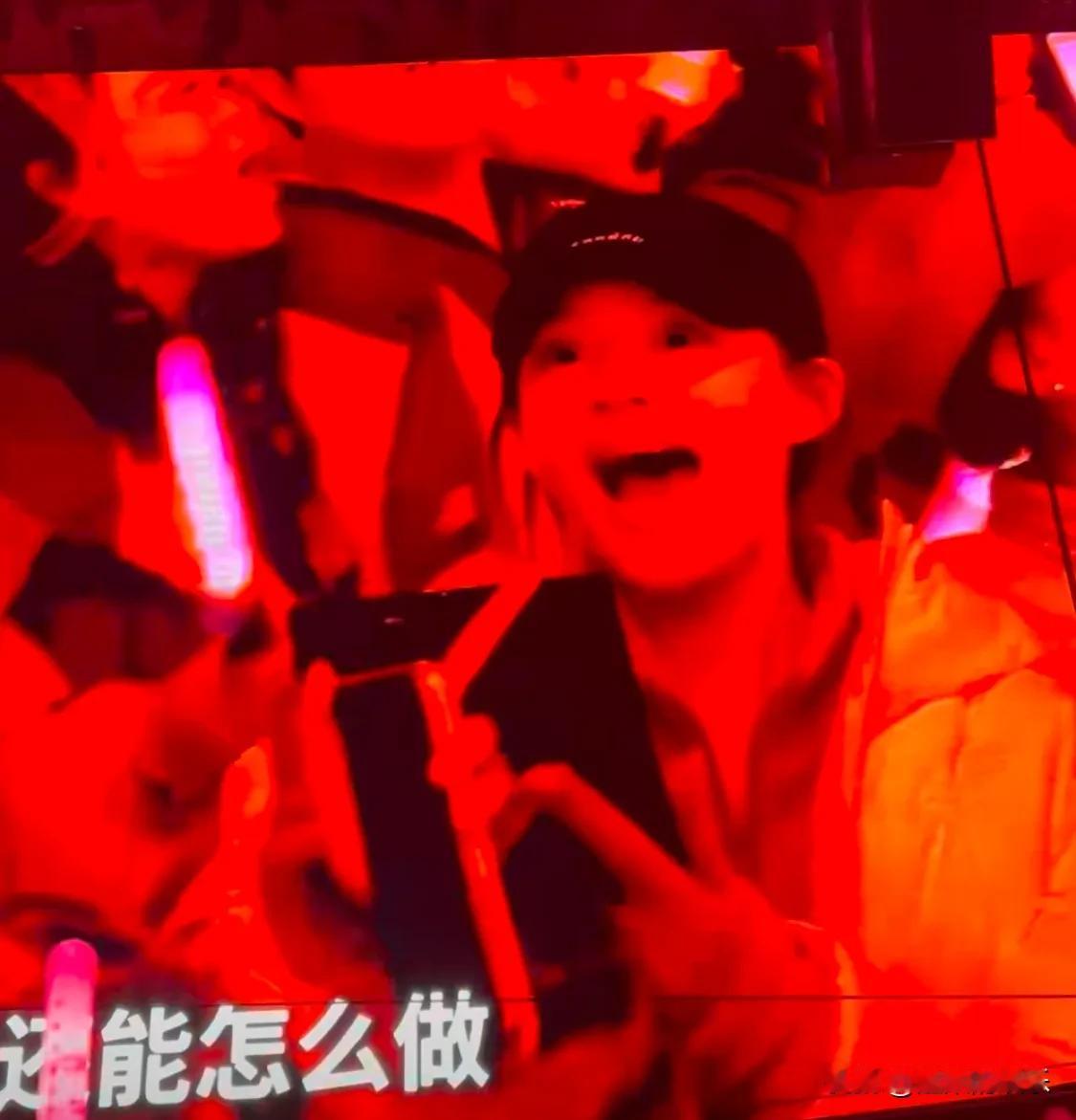 赵露思去凤凰传奇演唱会了！
她妈妈都快被她急死了！😂😂😂
露丝跟唱太忘我，