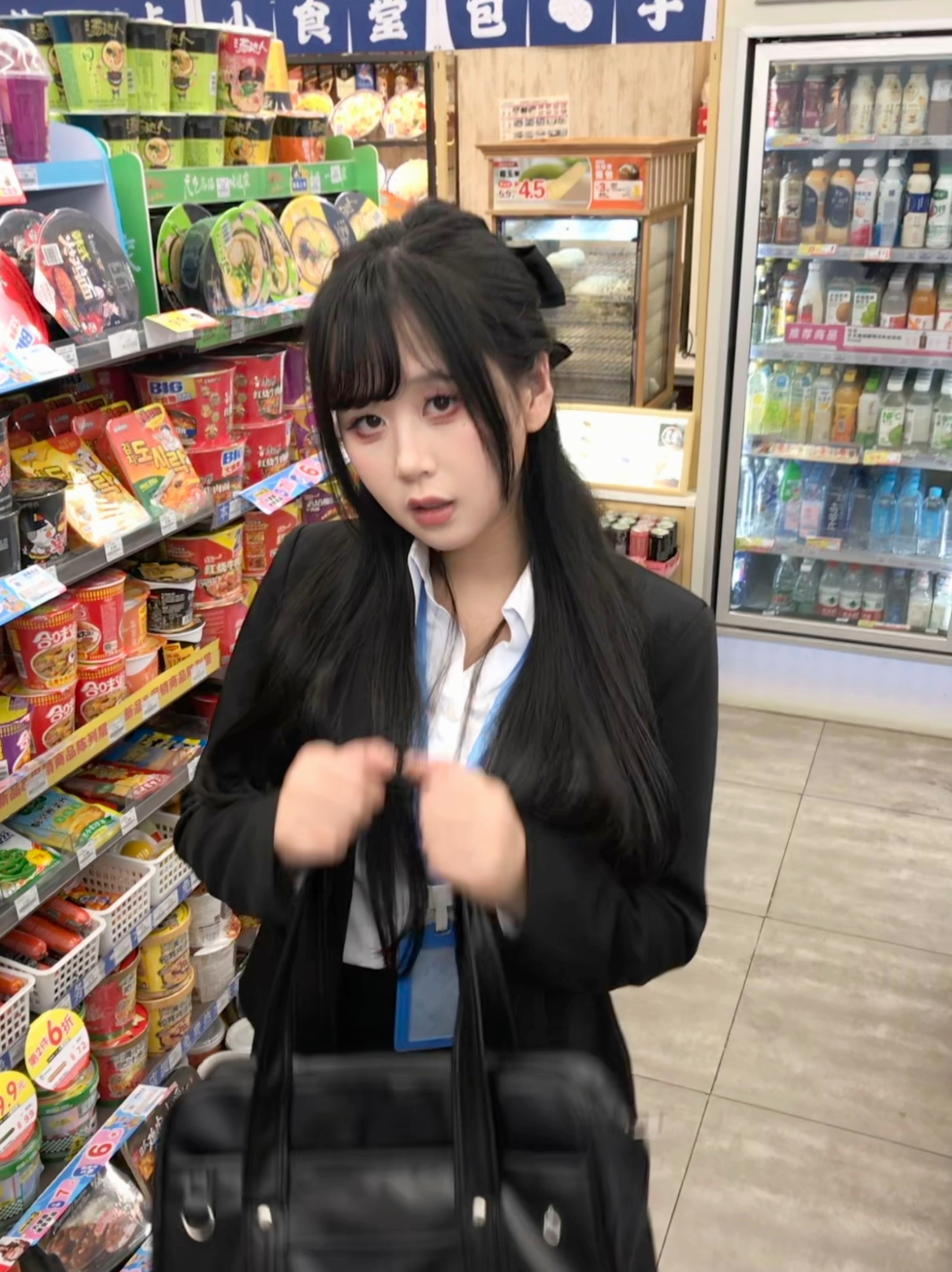 新来的女同事私底下竟然这么可爱！ ​​​