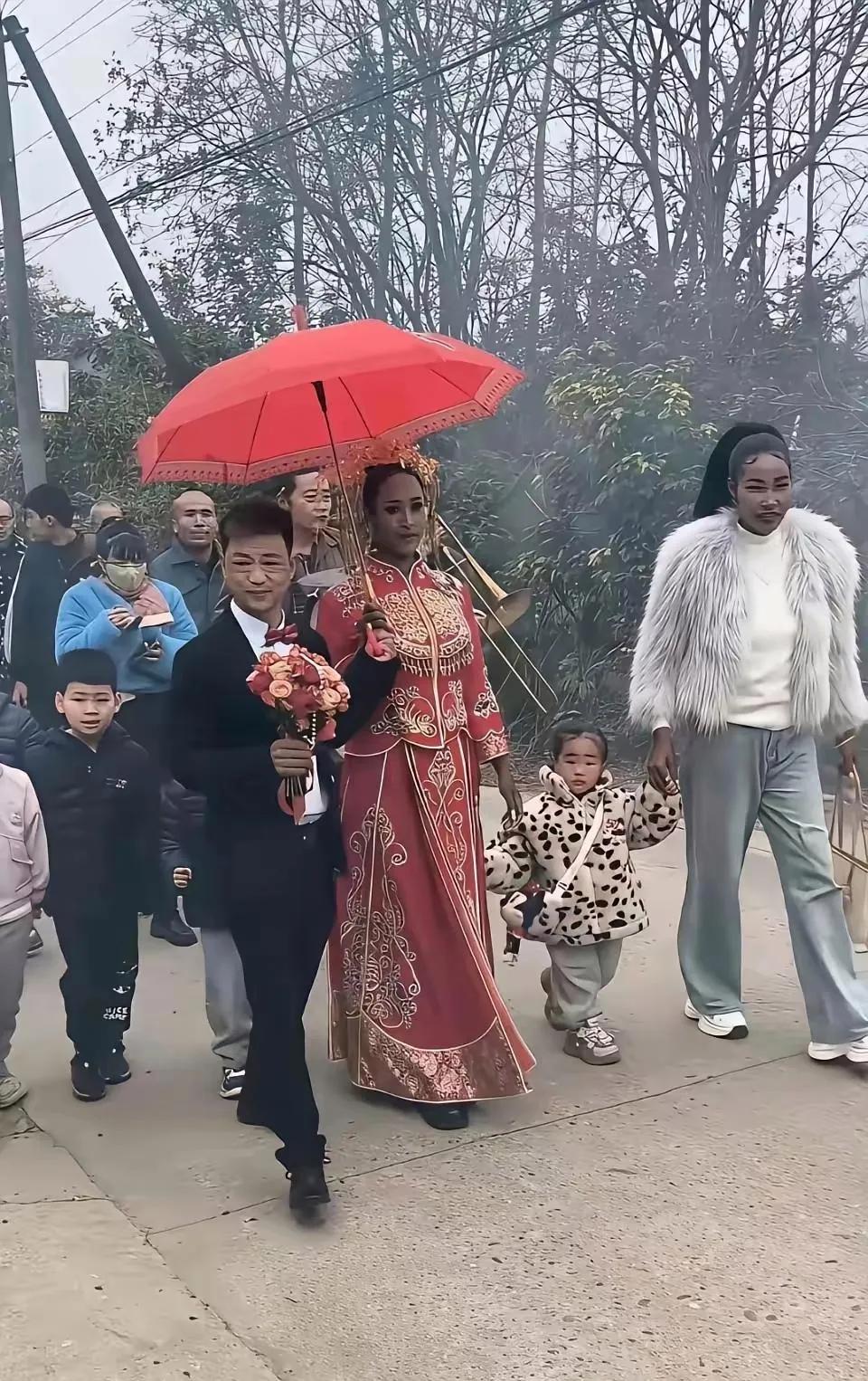 真爱不分肤色，娶个黑妹也挺好！以后这种跨国婚姻会不会越来越多？