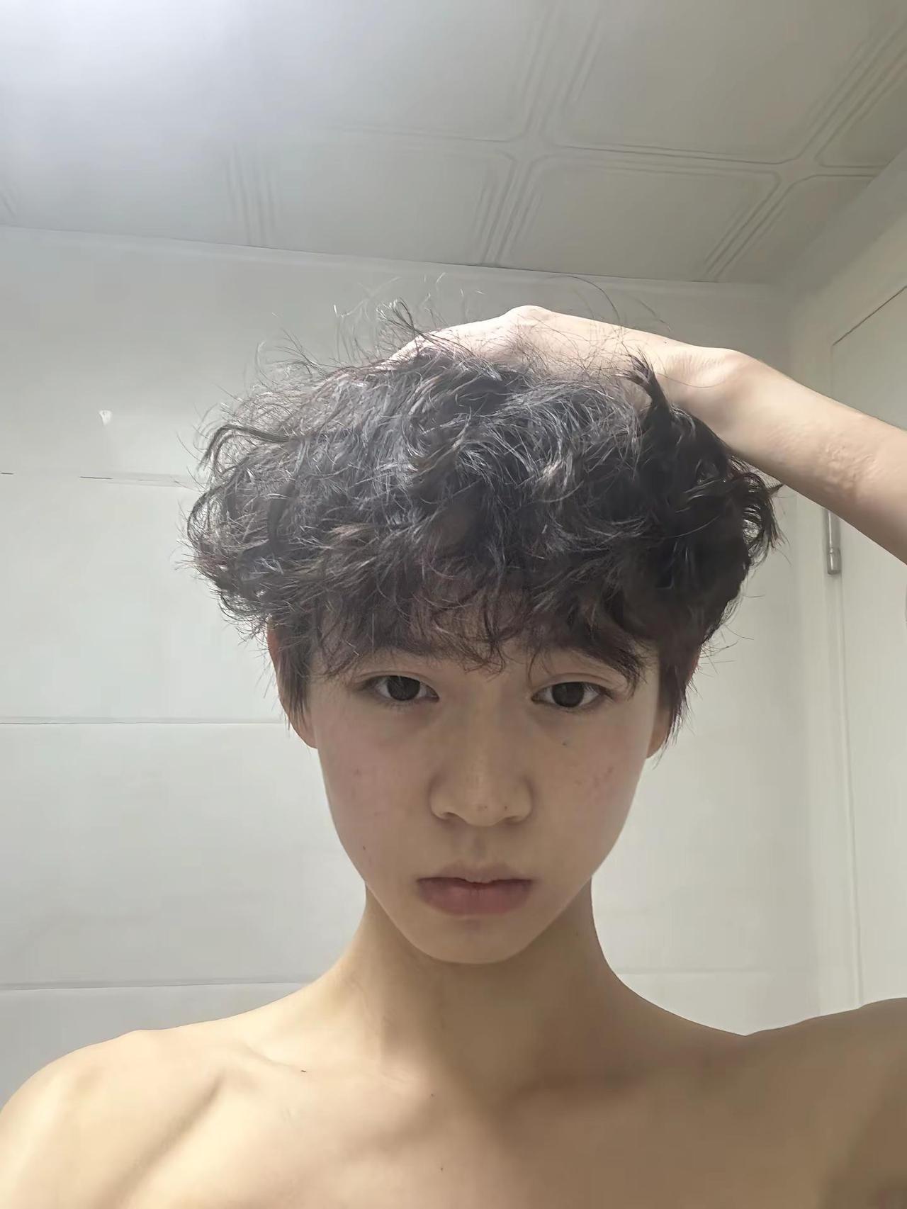 已经从卷毛小狗转变为高冷微分碎盖男