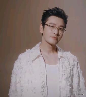 山东青岛出了很多明星，男明星有黄晓明、黄子韬、黄渤。女明星有倪萍、巩俐、陈好，你