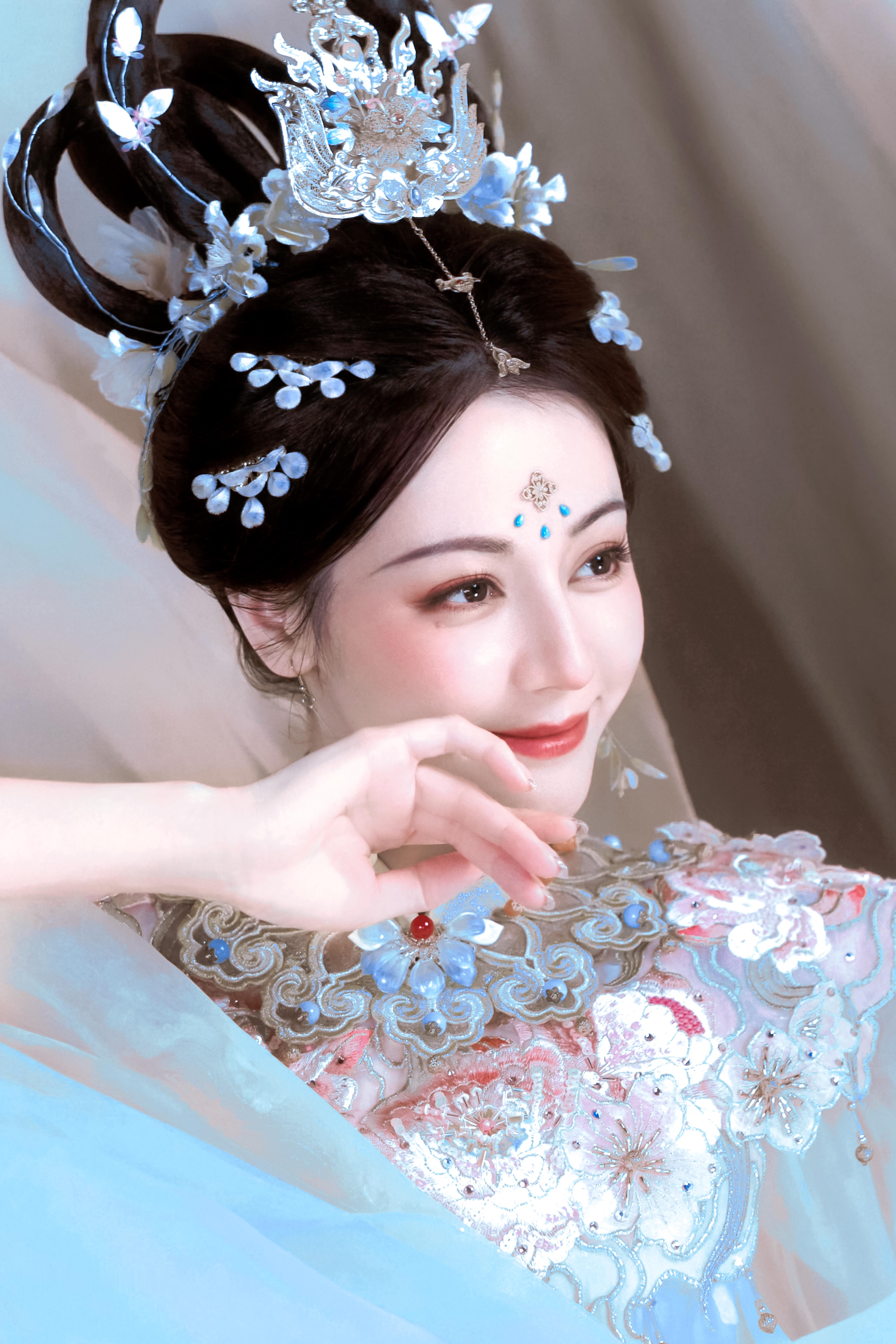迪丽热巴/“仙子何必早早归来”迪丽热巴中秋嫦娥造型 ​​​