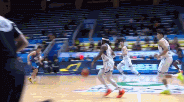 贝兹利打四川找到虐菜感觉，半场7分5板，还是得益于对方太弱


本赛季的四川队，