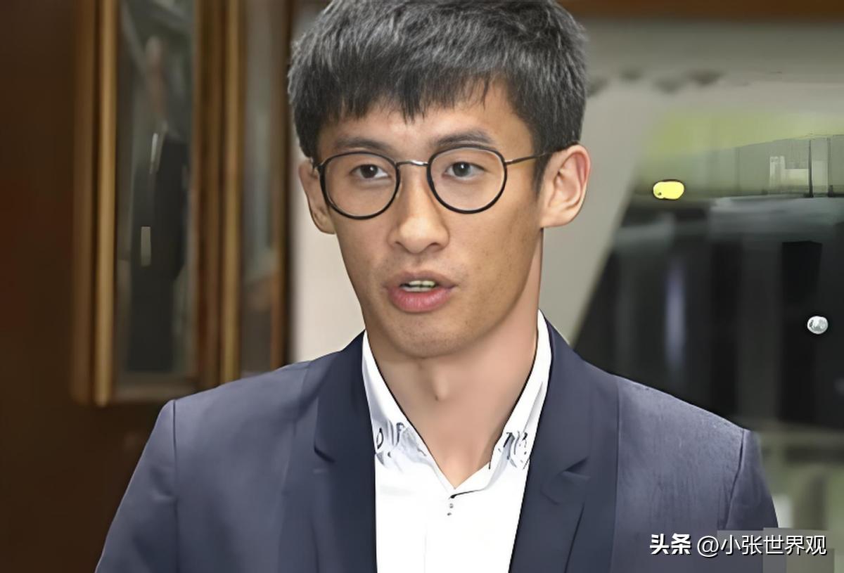 2016年，梁颂恒在香港立法会宣誓时，展示“香港不是中国”的标语，侮辱性将故意用