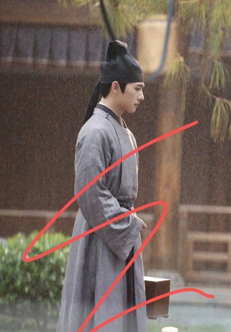 杨洋雨霖铃新造型路透生图，即使穿着书生装扮，都觉得这人会武功。 ​​​