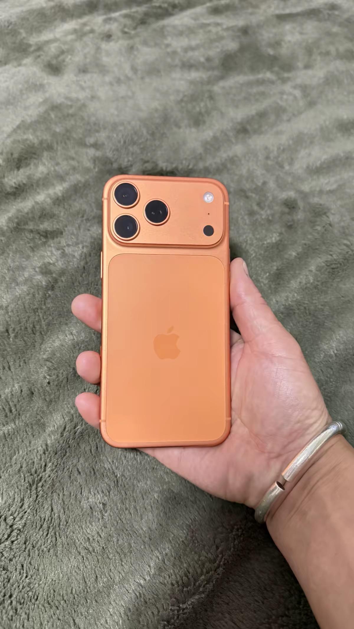 刚看到外媒爆料，iOS 27藏了一个新玩法——可自定义的相机应用！以后拍照时，闪
