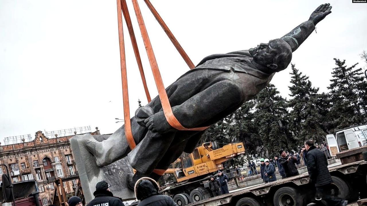 当雕像倒下的那一刻，注定乌克兰将会分裂。一个不正视历史的国家如何能从历史中借鉴明