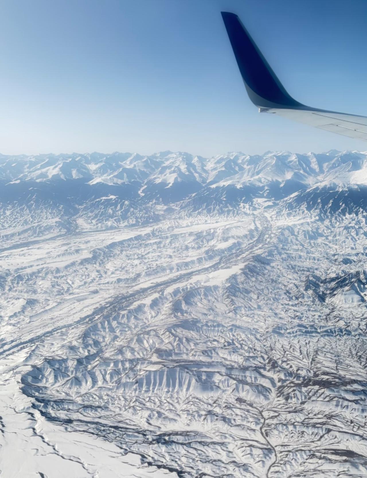 飞机上看天山山脉是真壮观呐！
深圳宝安机场飞往乌鲁木齐天桥机场的航班，
距离目的