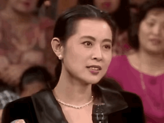 年轻的倪萍美丽大方。不仅漂亮 还灵动。专业素养也好， 也有亲和力，演技也好，同时