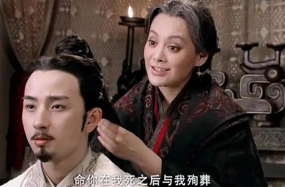 寝殿里熏着暖香，一个年轻男人半靠在榻边，赤着上身,他正捏着一颗葡萄往太后嘴里送。