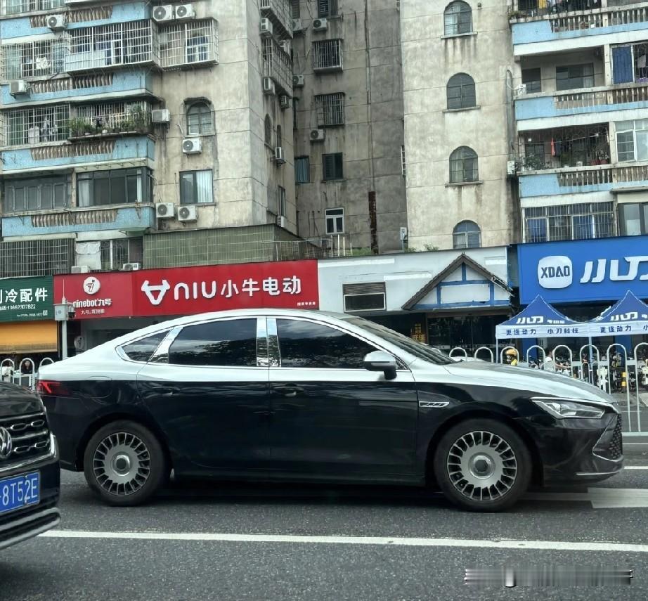 比亚迪秦plus爆改迈巴赫，现实中敢把比亚迪秦改成“迈巴秦”的应该不多，这位大哥