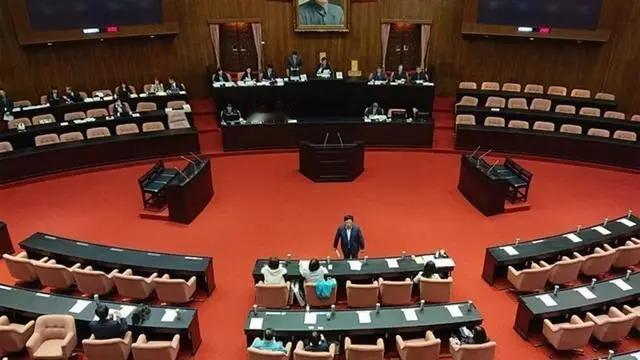 国民党联手挡财法，民进党败光脸面，郑丽文喊统一引质疑。
2025年11月25日立