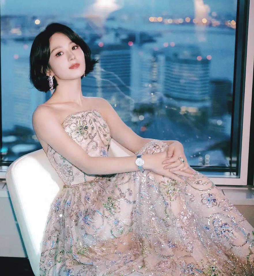 @赵丽颖 最新，
携#乔妍的心事#前来参加#东京电影节#[比心]