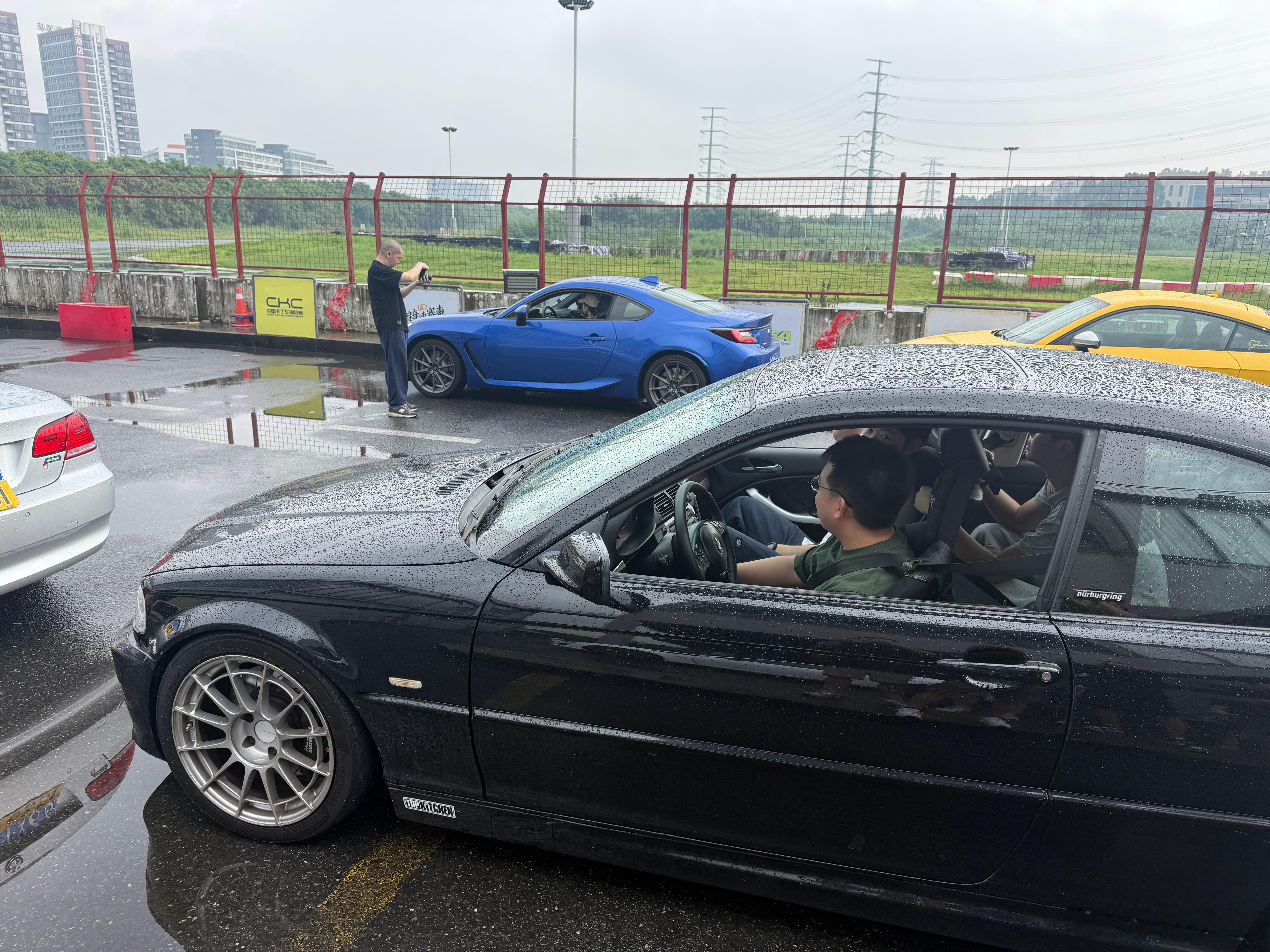 佩服这群人玩的精神，落雨这么大雨都要来玩赛道！ 