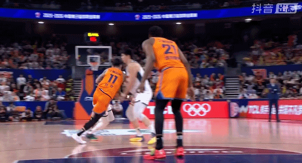 第四外援打成第一中锋！怀特塞德一人抢爆广东男篮全队，上海这操作赚翻了

14分2