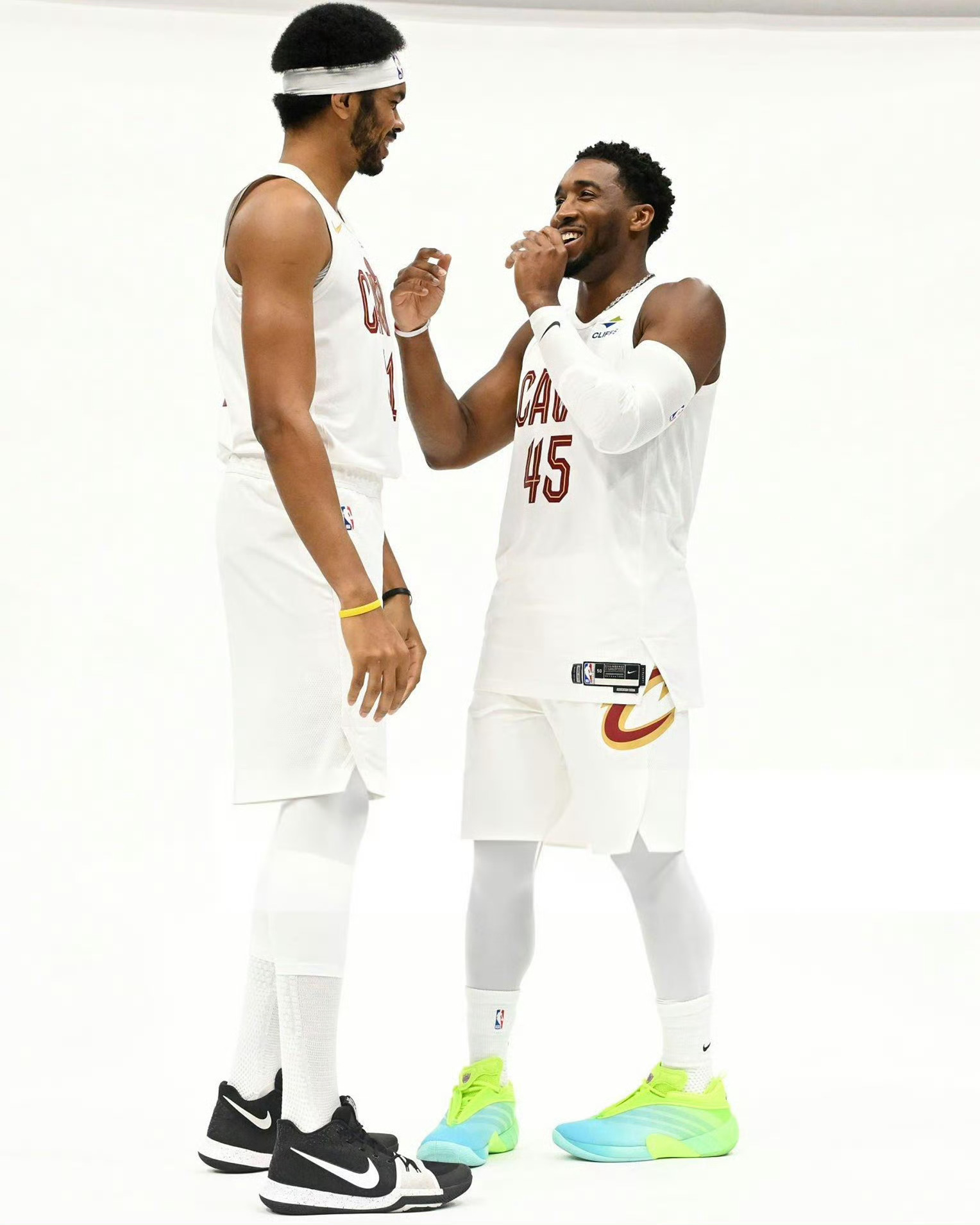 骑士nba媒体日nba米切尔 内外组合[照相机]阿伦还是经典的欧文3[doge]
