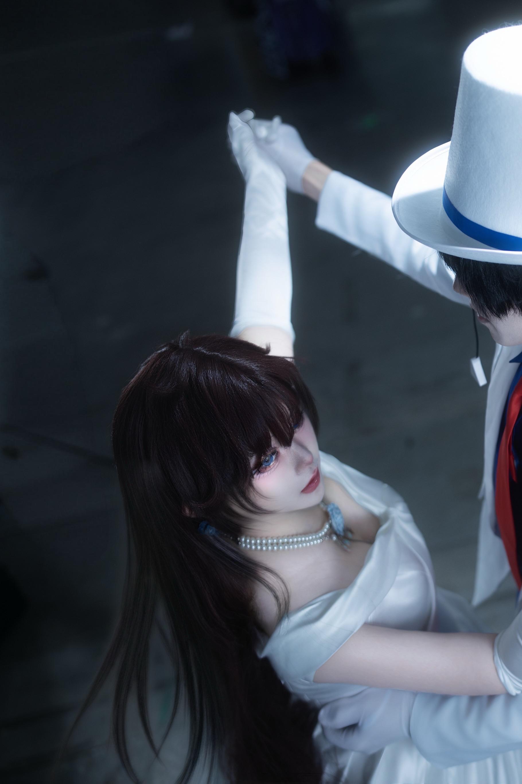 “你是唯一的蓝玫瑰。”