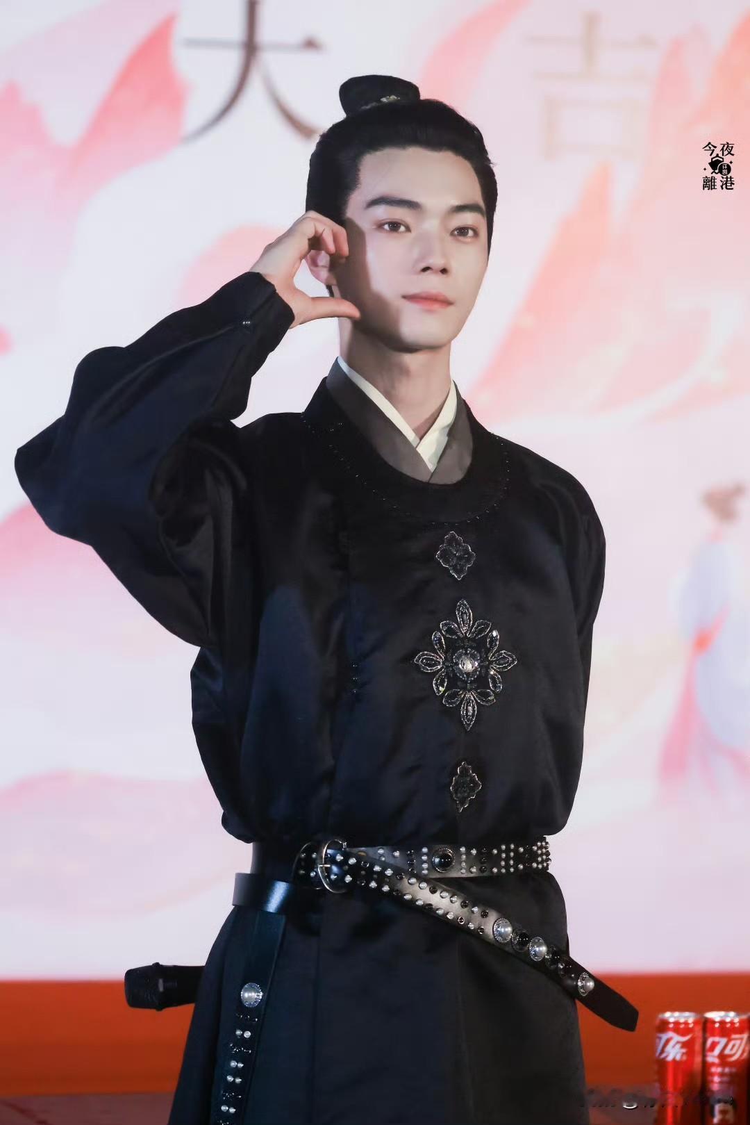 7月27日，大家有没有发现，于正从来不对许凯的剧指手画脚，不会给许凯添麻烦！
不